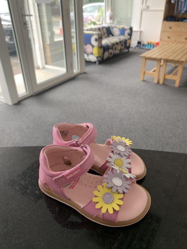 Pablosky leather sandals in pink with flower detail 1
