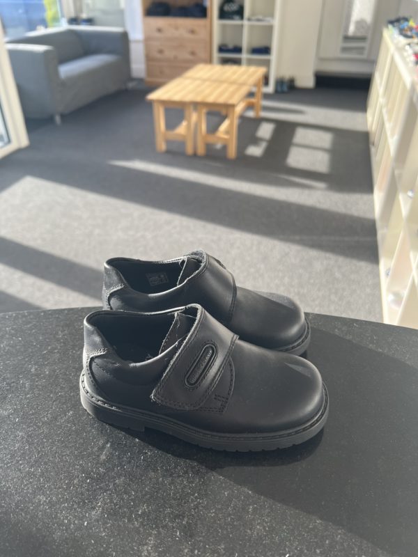 Pablosky school shoes in black leather with velcro strap 1